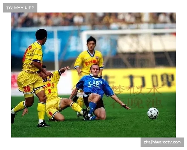 镜头捕捉：看台上梅斯小球迷为对手里尔前锋乔纳森-戴维的精彩突破欢呼